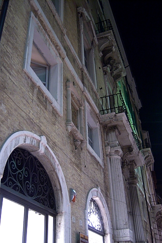 100_2107 small ancona building.jpg - 148693 Bytes